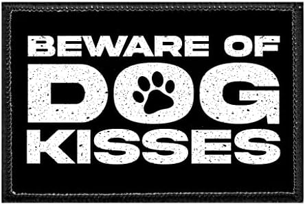 היזהר מנשיקות כלבים | וו ולולאה מחוברים לכובעים, ג'ינס, אפוד, מעיל | 2x3 ב | על ידי משיכה טלאי